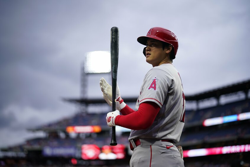 大谷は右脇腹を痛めた影響などで、25試合を残したところでシーズン終了となったが、打率.304、44本塁打、95打点、20盗塁をマーク(写真:AP/アフロ)
