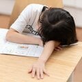 〈新学期スタート〉「宿題やる?」より「数字カキカキする?」と言ってみる! 発達特性の強い子への声かけ、2つのポイントは?