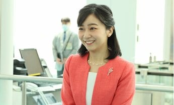 佳子さまコーラルピンクの装いでギリシャへ出国 「ほほえみのプリンセス」として再び注目される?