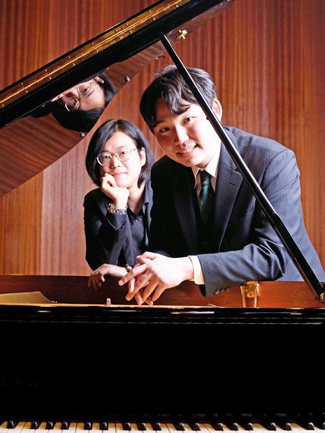 たかぎ・りょうま（右）：１９９２年生まれ。ウィーン国立音楽大学、イモラ国際ピアノアカデミーに学ぶ。ウィーン楽友協会大ホールで演奏／そりた・きょうへい（左）：１９９４年生まれ。モスクワ音楽院に首席で入学。現在はショパン大学に在学中（撮影／篠塚ようこ）
