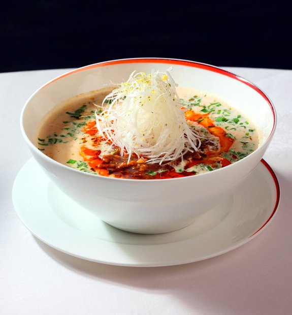 担々麺食通ではない人でも知っている「日本一有名な裏メニュー」。その生みの親でもあるミシュラン星付きシェフの陳啓明氏が2015年に龍天門の総料理長として復帰してグレードアップされ、さらにおいしくなった。味の異なる温と冷の2種類あるが、どちらも2400円(ハーフサイズ1200円)(撮影/倉田貴志)