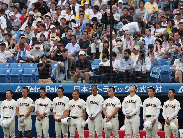 西東京大会　早稲田実―八王子　試合に敗れ、ベンチ前に整列して相手校の校歌を聞く早稲田実の選手たち（c）朝日新聞社