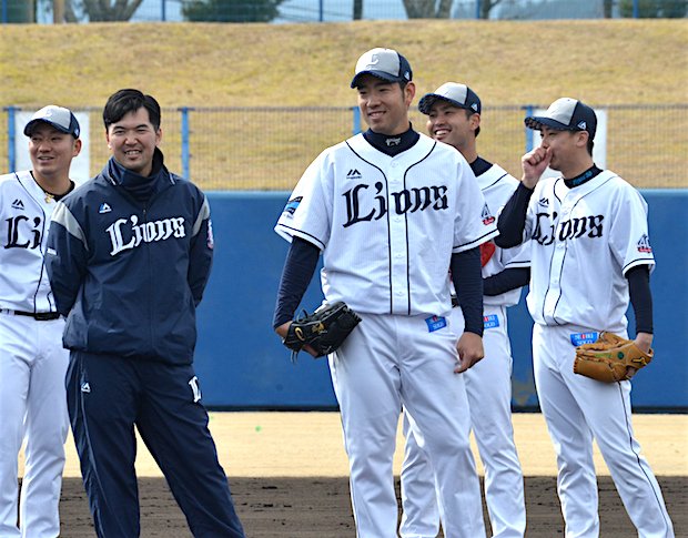 キャンプで練習に励む西武投手陣　（ｃ）朝日新聞社
