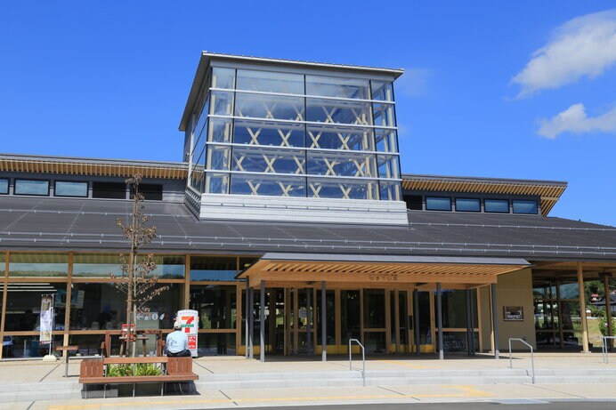 「いいたて村の道の駅 までい館」はこんな建物です。