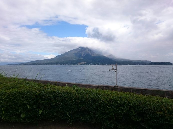 噴煙と雲が混ざった桜島は鹿児島のシンボル！