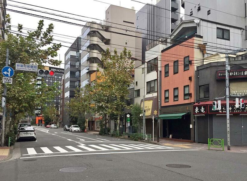 新富町停留所の近影。都バス錦11系統（亀戸駅前～築地駅前）が往年の電車道（平成通り）を走っている（撮影／諸河久：2018年11月18日）