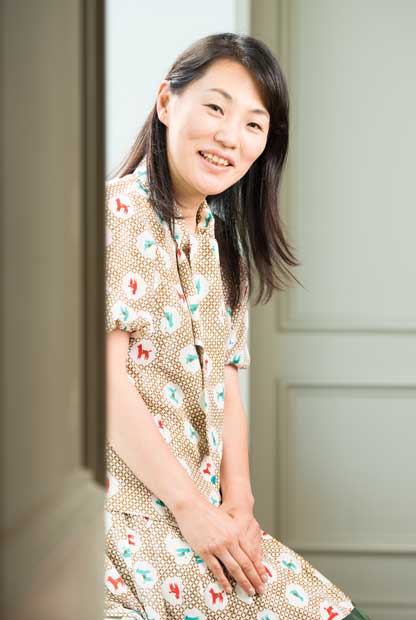 池坊専好（いけのぼう・せんこう）／１９６５年、京都府生まれ。四十五世家元専永氏の長女由紀として生まれる。８９年に得度し、華道家元次期四十六世に指名される。２０１５年に「由紀」から名を改め、「四代目専好」として活動をスタート。国内外で積極的に生け花振興に力を注ぐ。紫雲山頂法寺（六角堂）副住職、日本いけばな芸術協会副会長、アイスランド共和国名誉領事なども務める。著書に『花の季』、『いけばなときもの』（共著）などがある。（撮影／写真部・岸本絢）