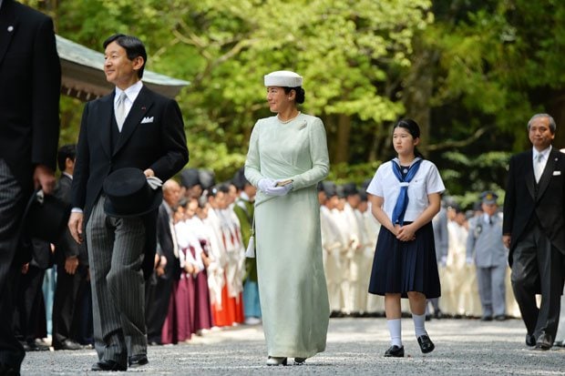 ７月２９日に内宮での拝礼を終え行在所へ向かう皇太子ご一家。伊勢神宮の神職ら関係者が総出で出迎えた（撮影／写真部・東川哲也）