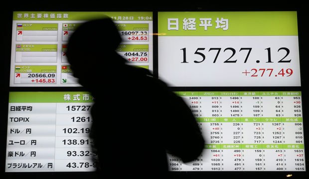 日経平均終値を示す証券会社の掲示板＝２８日午後７時４分、東京都中央区日本橋兜町 　（c）朝日新聞社　＠＠写禁