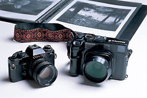右からスクエアな画面が心地よいという愛用のニューマミヤ6と、最初に購入したコンタックス139QUARTZ。レンズはそれぞれ75ミリF3.5と50ミリF1.4、各1本しか持っていない。そうした姿勢に表現への強い思いがうかがえる
