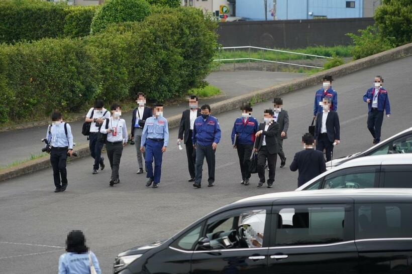 荒川を船で「視察」し、降りてきた赤羽国交相一行(写真＝上田耕司)