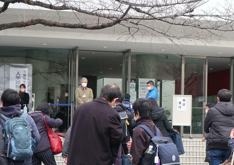 ２０２１年２月にあった都内の中学受験の風景。コロナ禍でも受験者数は減らず、首都圏ではむしろ増加傾向だった　（ｃ）朝日新聞社