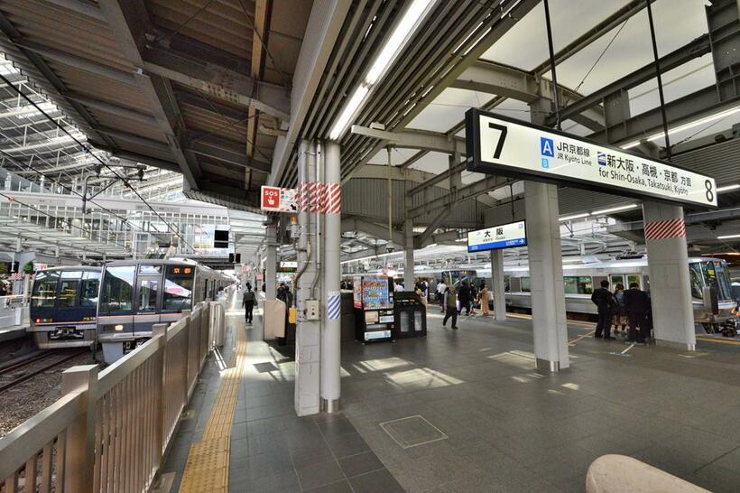 JR京都線とJR神戸線の接続駅で、JR宝塚線の起点駅でもある大阪駅。JR西日本では、各種案内の路線名が愛称のみの表示が多い。愛称の採用から30年以上経っており、利用者に定着している（撮影／高橋徹）