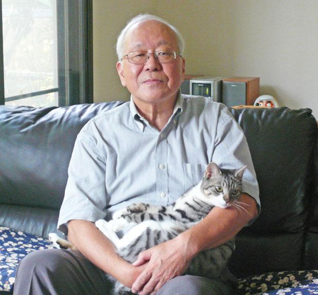 大石孝雄さん（元東京農業大学教授）と愛猫サバトラ。これまでに８匹の猫を飼っていた愛猫家　（写真＝大石孝雄さん提供）