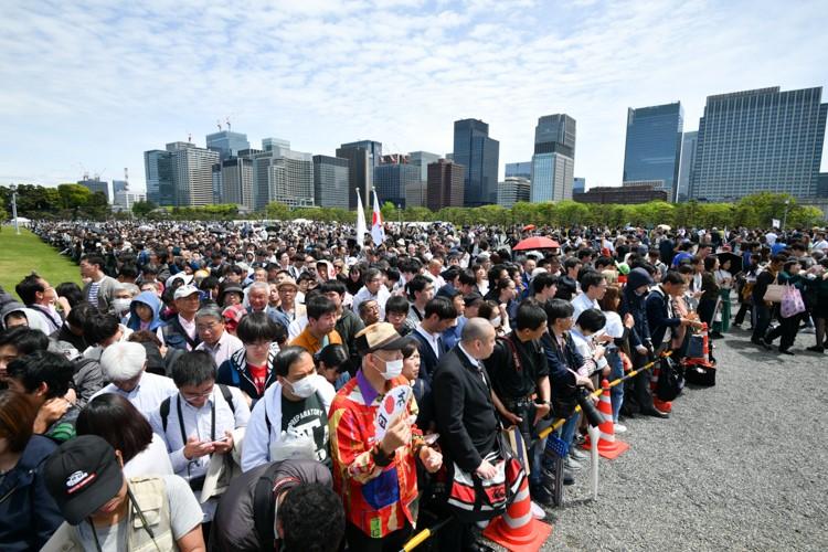皇居周辺には昼前、人々が続々と詰めかけた／１日、東京都千代田区で（撮影／写真部・馬場岳人）