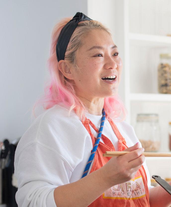 栗原友（くりはら・とも）／株式会社クリトモ代表取締役、料理家。２０１９年にＨＢＯＣとわかる。同年に乳房、翌年に卵巣・卵管のリスク低減手術を受ける。鮮魚卸売「クリトモ商店」（東京・築地）を開店（撮影／写真映像部・高野楓菜）