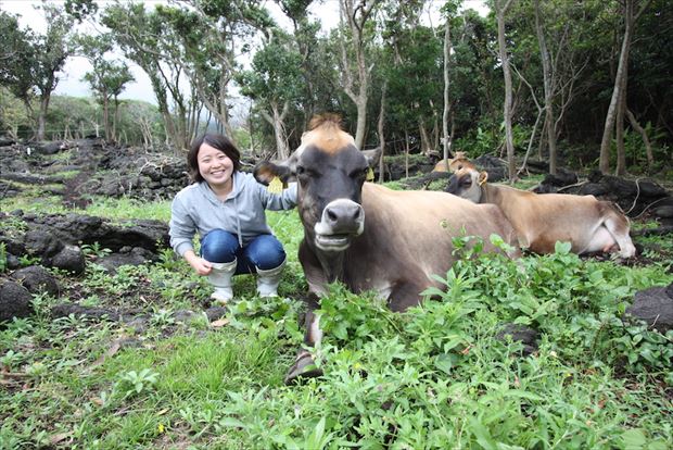 この春新スタッフとなった内田彩香さんはまだ20歳。仔牛を産んだばかりのルミナと（写真：有川美紀子）