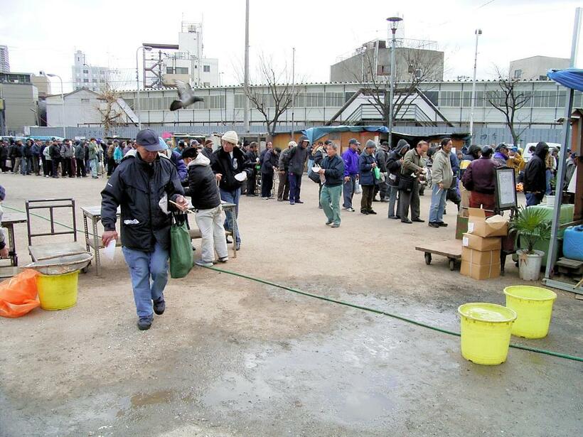 釜ケ崎の三角公園で昼食の炊き出しに並ぶ労働者たち（2006年）