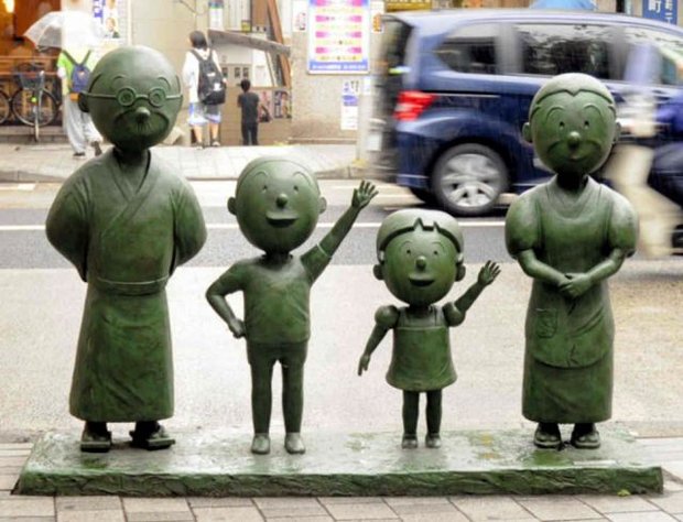 東京の東急桜新町駅周辺にあるサザエさん一家の銅像。麻生美代子さん演じたフネをはじめ一家は多くの人に親しまれている