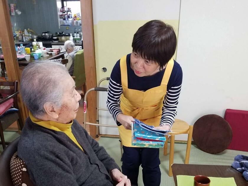 高齢者の片づけの手伝いをする“片づけヘルパー”の永井美穂さん（提供、写真はイメージです）