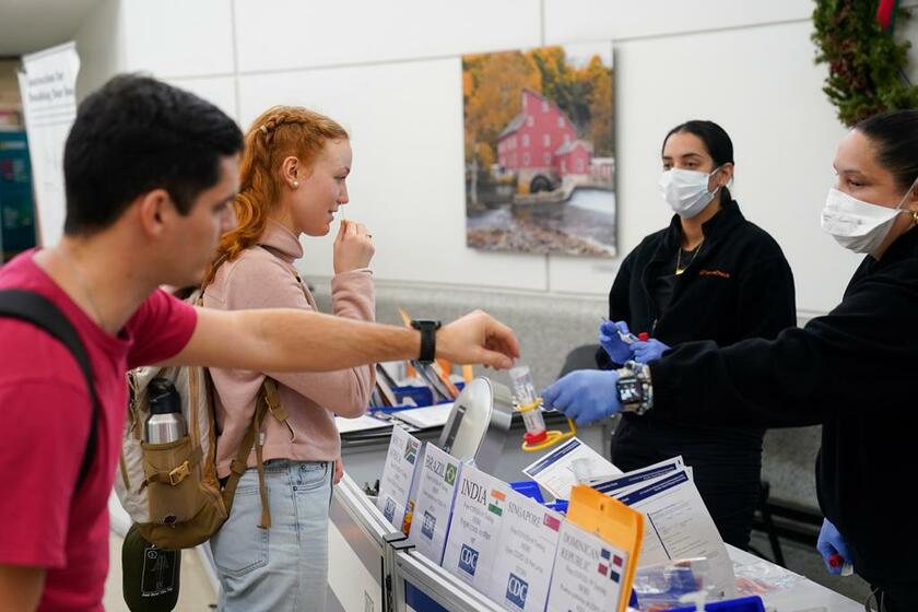 米ニュージャージー州の空港で、新型コロナウイルスの検査を受ける帰国者ら（photo　AP／アフロ）
