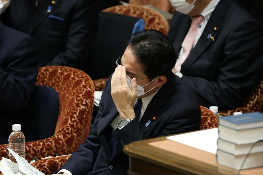 衆院予算委員会で、額を触る岸田文雄首相