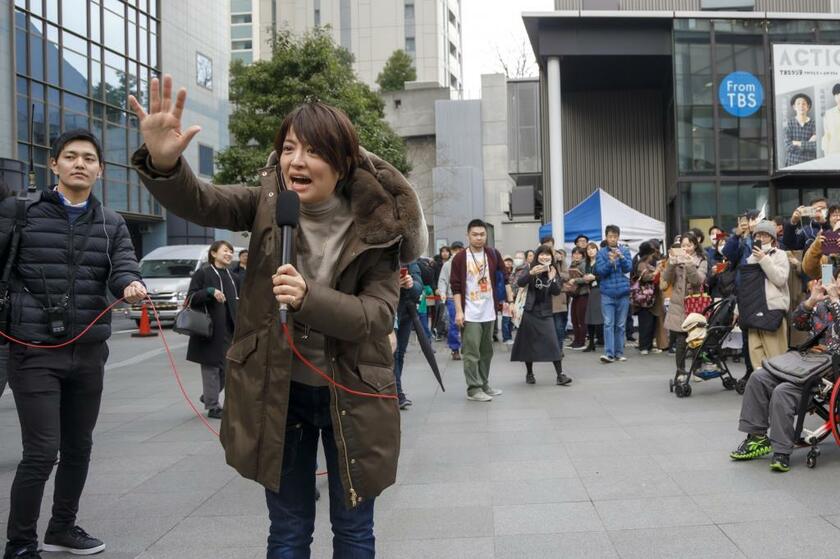 「たまむすび」2千回のイベント当日、スタジオを出て参加者の前から生中継。赤江が姿を現すと、一斉に歓声が上がった（撮影／今村拓馬）