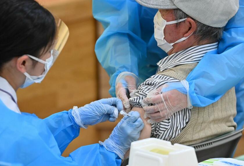 ワクチン接種の様子　※写真と本文は関係ありません (c)朝日新聞社
