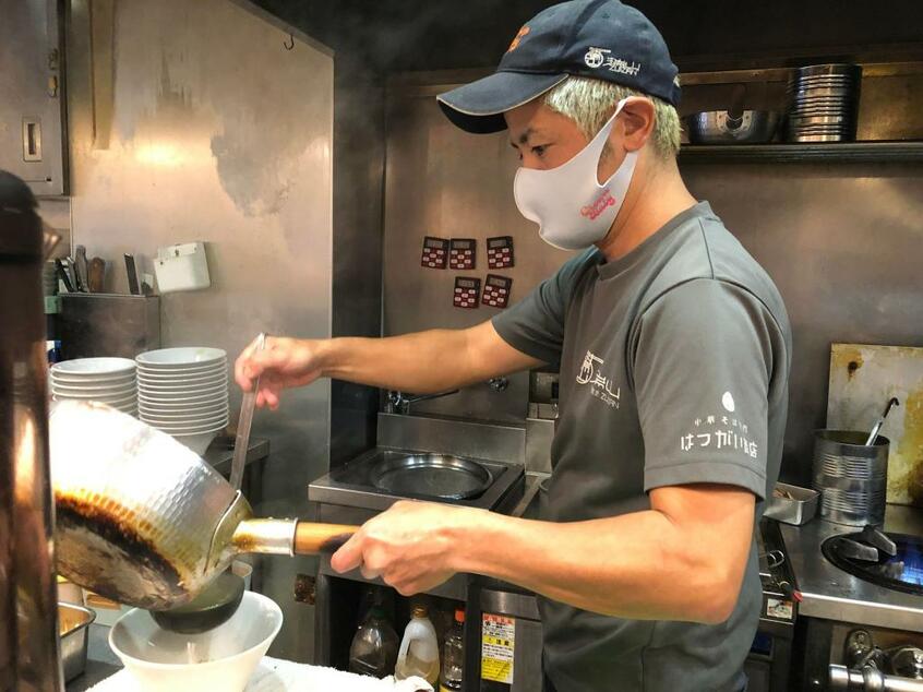「スープ作りは失敗しては作り直し、徐々に完成に近づけて今があります」と初谷さん(筆者撮影)