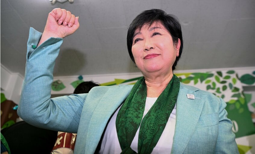当選確実となり、拳を挙げて喜ぶ小池氏
