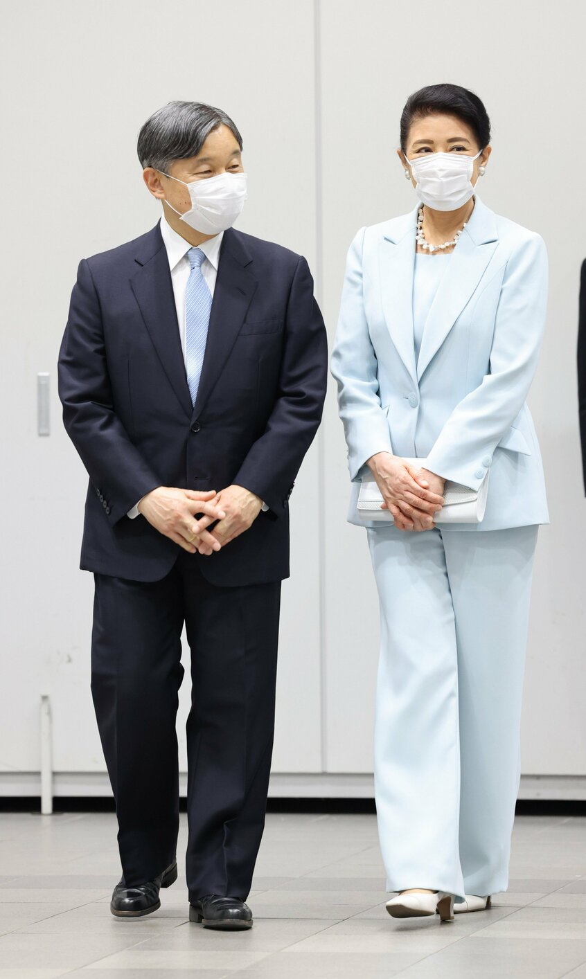 24年5月に岡山県を訪問した両陛下。淡いブルーグレーのパンツスーツをお召しの雅子さま。大阪・関西万博での愛子さまのパンツスーツのシルエットは、「皇后さまそっくり」とSNSなどで声があがった=2024年5月26日、岡山県、JMPA