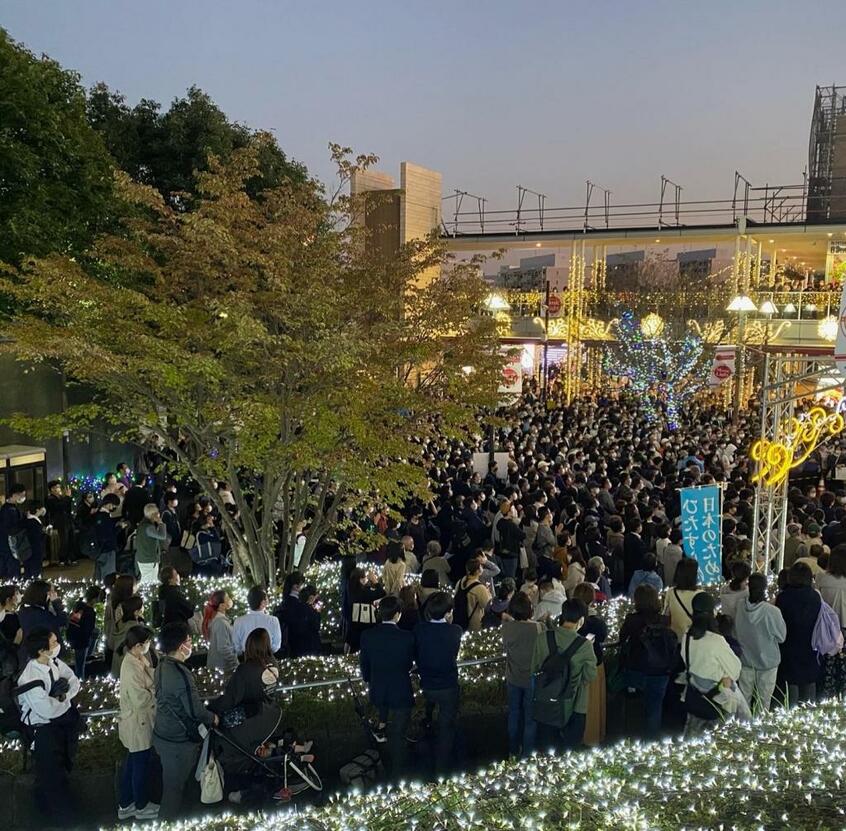 菅義偉前首相の演説には多くの人々が集まった/10月27日、横浜市戸塚区のJR駅前で photo 津山恵子