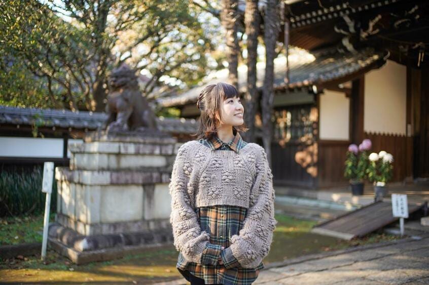 境内を歩く有安杏果さん(アプリコット提供)