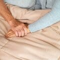 「女性用風俗」に60代70代女性 2時間ランチ、手をつないで散歩…「デート」に救いを求める女たちの“孤独と不安”