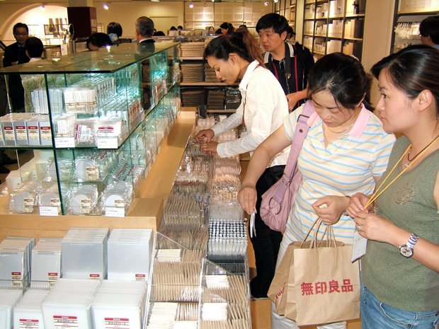 上海の「無印良品」=2005年撮影　※本文とは関係ありません（c）朝日新聞社 