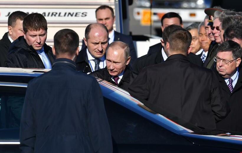 羽田空港から専用車に乗り込むプーチン大統領（2016年）