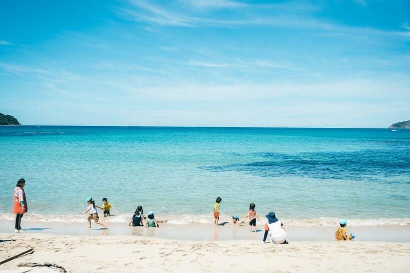 熊本県天草市の「もぐし海のこども園」は、ウミガメが産卵にくるほど美しい茂串白浜海水浴場がすぐそば。海とのふれあいを大事にしている(キッチハイク提供)