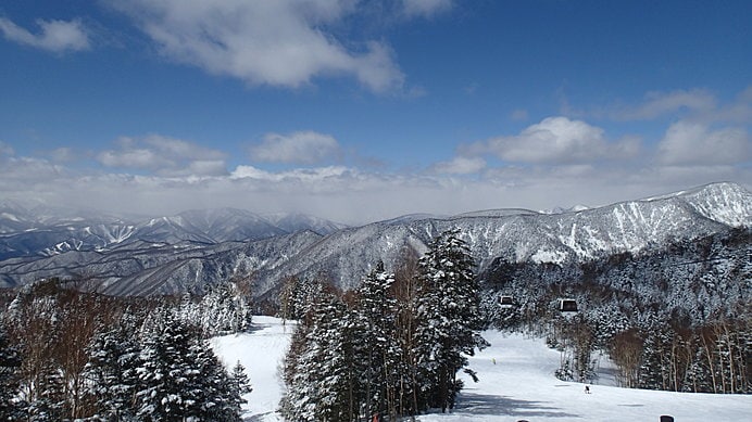 2000メートルの山頂からの眺め……山の稜線が美しい！