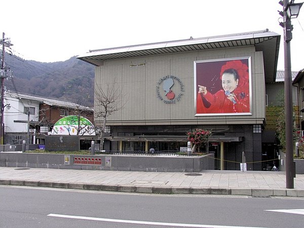 移設前、京都嵐山にあった美空ひばり記念館「ひばり座」。現在は同じく京都太秦の映画村に移転し運営されています。