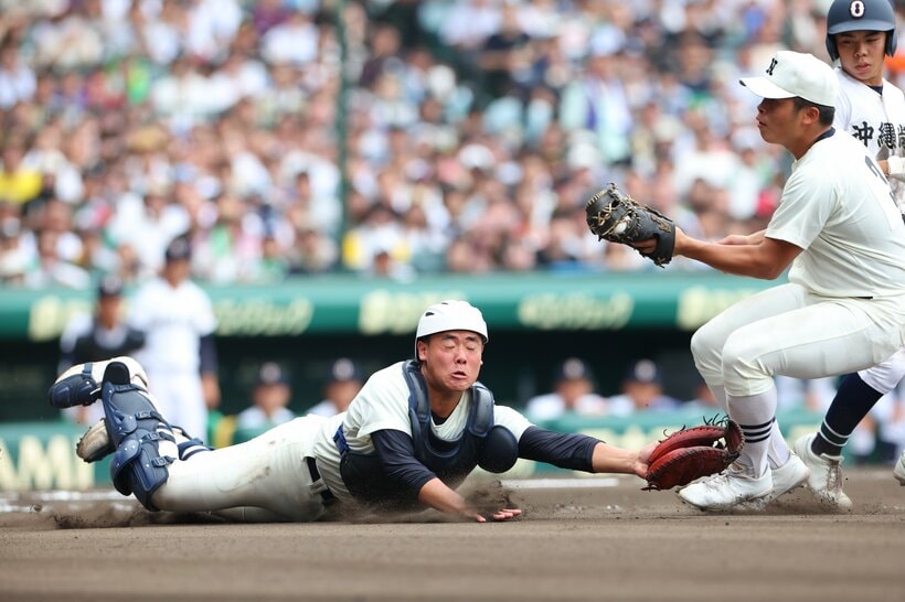 【決勝】六回表、沖縄尚学・真喜志のバントが小フライになり、日大三・田中諒が捕球。捕手・竹中も飛び込んだ（撮影／写真映像部・松永卓也）