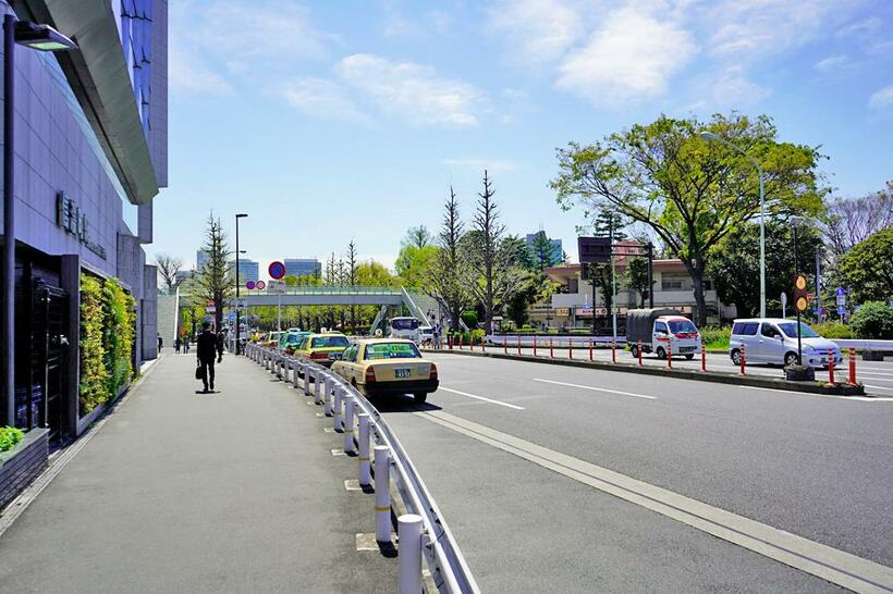 かつて専用橋があった信濃町駅前の現在写真。専用橋の面影はない（撮影／井上和典・AERA編集部）