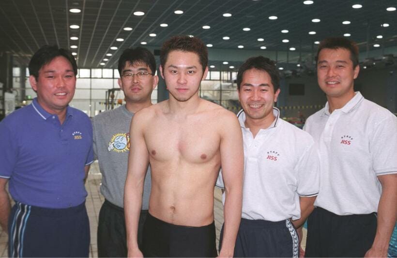 左から岩原文彦さん、平井コーチ、北島選手、桑井太陽さん、田村尚之さん＝２００３年、ＪＩＳＳ（撮影・堀井正明）