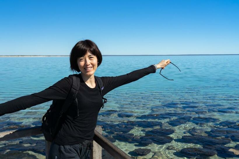 ２０１９年、シャーク湾のストロマトライトの前で。地球に酸素をありがとう（写真：本人提供）