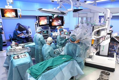 藤田保健衛生大学病院でロボット支援手術が行われている様子。写真左の操縦席に座っているのが執刀医の宇山一朗医師