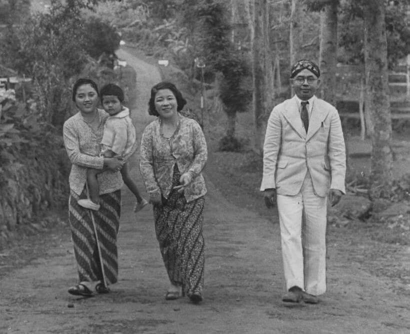 1943年にジャワ、南ボルネオを訪問した芙美子（中央）。ジャワ・トラワス村で村長夫妻と現地の服を着て歩いた(Ｃ)朝日新聞社