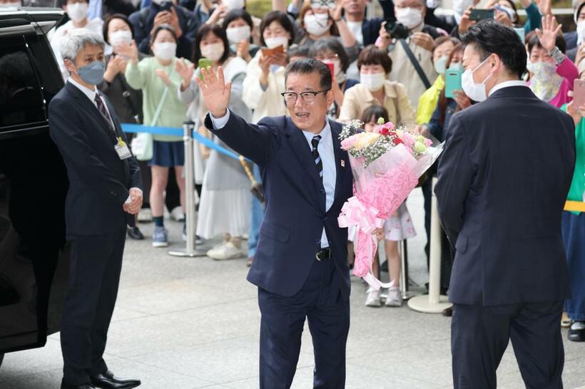 市長退任のセレモニーが開かれ、大阪市役所を後にする松井一郎氏