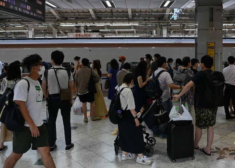昨夏の帰省シーズンでは、新幹線を待つ乗客の列でホームが混雑する時間帯もあった=2021年8月7日、JR東京駅