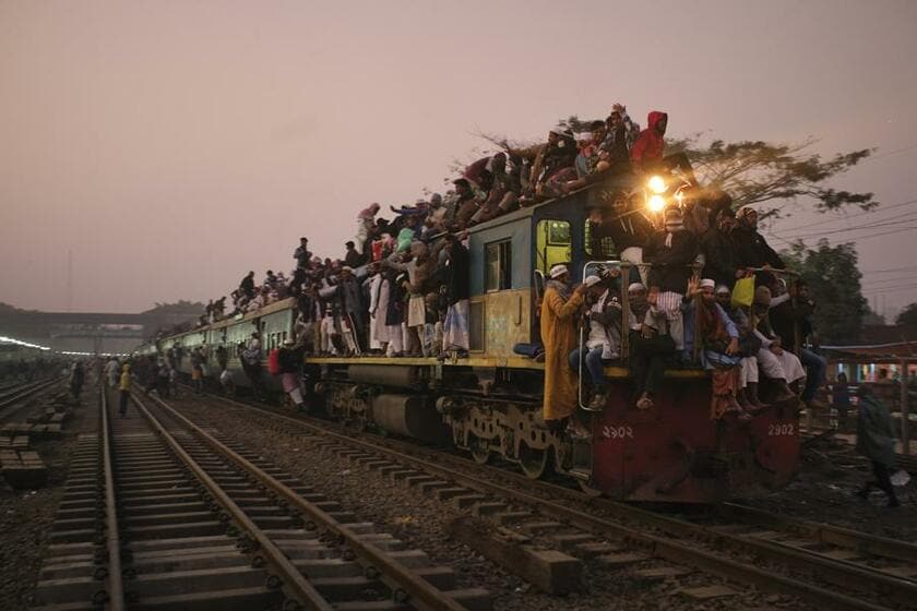 メッカ巡礼に次ぐイスラム教の大イベント、「ビッショ・イジュテマ」は毎年1月、バングラデシュ・ダッカ郊外のトンギ地区で行われる。会場近くの駅で祈りを捧げた人々が、屋根までいっぱいになった列車に乗って首都方面へ戻ってきた■富士フイルムX－Pro3・XF23mmF1.4 R・ISO800・絞りf2.8・1／30秒