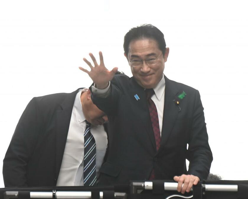 爆発物事件があった翌日、大分市の演説会場に到着し、手を振る岸田文雄首相