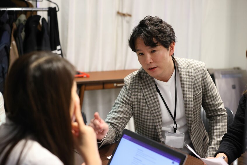 TOEIC900点、リーティングは満点という外資系製薬会社勤務の40代のHさん。英語教材はもちろんオンライン英会話、4週間のセブ留学まで、さまざまな英語体験を重ねてきたが、EBCは「心理的なバリアを取り除く」という意味で大きな価値を感じているという(撮影/写真映像部・松永卓也)